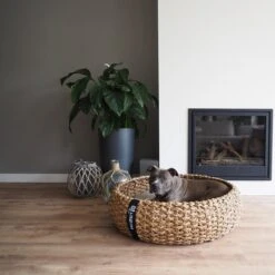 District 70 COCOON - Luxe Hondenmand Van Duurzaam Hoogwaardig Riet Met Zacht Kussen - Maten S/M/L - Large 34 District 70 COCOON - Luxe Hondenmand Van Duurzaam Hoogwaardig Riet Met Zacht Kussen - Maten S/M/L - Large -Hondenserie Winkel 1200x1200 18