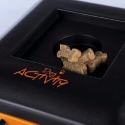 Trixie Dogtoy Dog Activity Strategy Game Gamble Box - Piepend Speelgoed - 15cm X 15cm X 9cm - Zwart/rood/oranje -Hondenserie Winkel 1200x1200 481