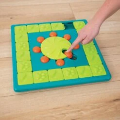 Nina Ottosson Interactieve Hondenpuzzel Vulbaar Met Snacks Voor De Slimste Honden - Outward Hound Multipuzzle -Hondenserie Winkel 1200x1200 711