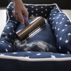 FurDaddy Batterij-aangedreven - Huisdier Haar Verwijderaar Voor Kleding - Herbruikbare Pluizenroller Voor Moeiteloze Verwijdering Van Kattenhaar & Hondenhaar - Zelfreinigende Pluizenborstel Voor Tapijt, Bank, Auto, Bed -Hondenserie Winkel 1200x1200 967