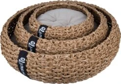 District 70 COCOON - Luxe Hondenmand Van Duurzaam Hoogwaardig Riet Met Zacht Kussen - Maten S/M/L - Large 40 District 70 COCOON - Luxe Hondenmand Van Duurzaam Hoogwaardig Riet Met Zacht Kussen - Maten S/M/L - Large -Hondenserie Winkel 1200x842