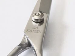 Professionele Hondenscharen Set - Extra Veilige Grooming Set - Trimscharen Voor Honden - Knipschaar - Effileerschaar / Uitdunschaar - Gebogen Schaar Met Ronde Punt - Precisieschaar - Hondenverzorging - Inclusief Kam, 2 Haarclips En Luxe Opbergdoos 7 Professionele Hondenscharen Set - Extra Veilige Grooming Set - Trimscharen Voor Honden - Knipschaar - Effileerschaar / Uitdunschaar - Gebogen Schaar Met Ronde Punt - Precisieschaar - Hondenverzorging - Inclusief Kam, 2 Haarclips En Luxe Opbergdoos -Hondenserie Winkel 1200x899 11