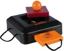 Trixie Dogtoy Dog Activity Strategy Game Gamble Box - Piepend Speelgoed - 15cm X 15cm X 9cm - Zwart/rood/oranje -Hondenserie Winkel 1200x949